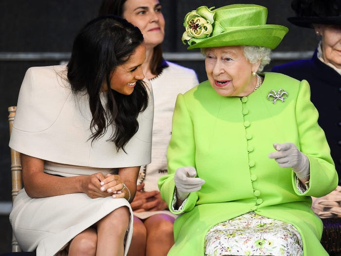Trong lần đầu đi công chuyện với Nữ hoàng Elizabeth, Markle mặc một chiếc váy trị giá 18,000 USD (417,186,000 VNĐ) của Givenchy. 