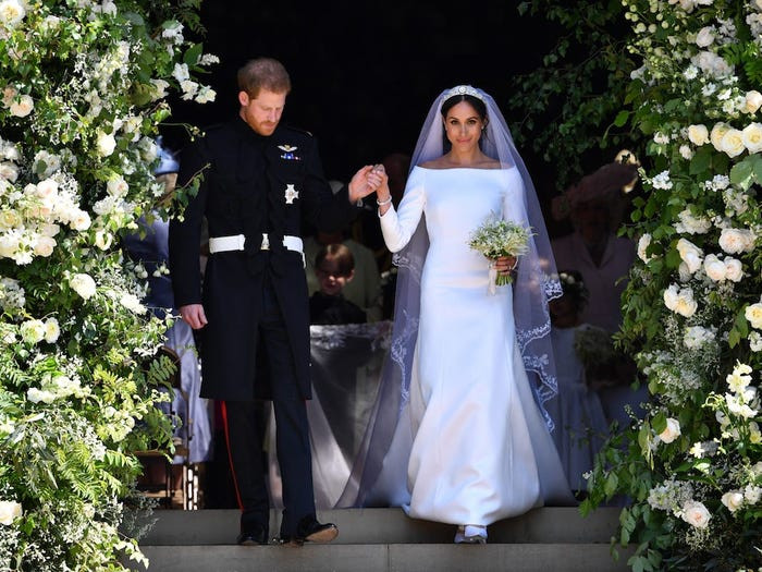 Chiếc váy cưới của Markle có giá khoảng 265,000 USD (6,14 tỷ VNĐ). 