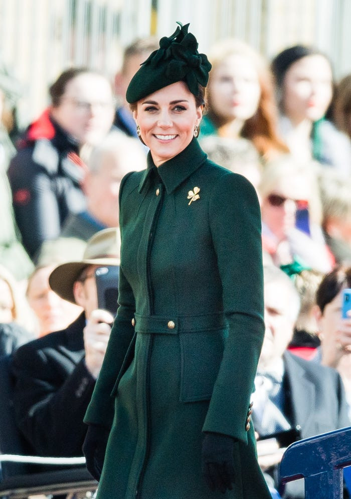 Kate Middleton tôn vinh Ngày Thánh Patrick năm 2019 trong chiếc áo khoác Alexander McQueen trị giá 4,000 USD (92,708,000 VNĐ). 