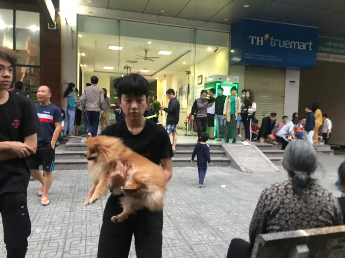 Cháy căn hộ tầng 33 chung cư Linh Đàm, hàng nghìn cư dân ôm trẻ nhỏ tháo chạy xuống đất thoát thân Ảnh 11