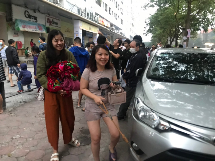 Có người chỉ kịp ôm chiếc chăn.