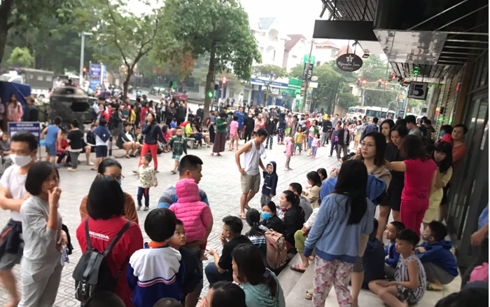 Cháy căn hộ tầng 33 chung cư Linh Đàm, hàng nghìn cư dân ôm trẻ nhỏ tháo chạy xuống đất thoát thân Ảnh 2