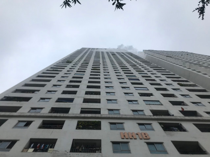 Khói bốc ra ngùn ngụt tại toà nhà HH1B.