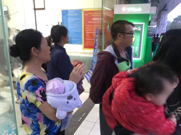 Cháy căn hộ tầng 33 chung cư Linh Đàm, hàng nghìn cư dân ôm trẻ nhỏ tháo chạy xuống đất thoát thân Ảnh 4