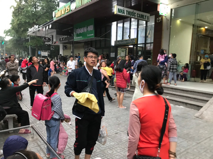 Cảnh người dân hớt hãi chạy xuống đất.