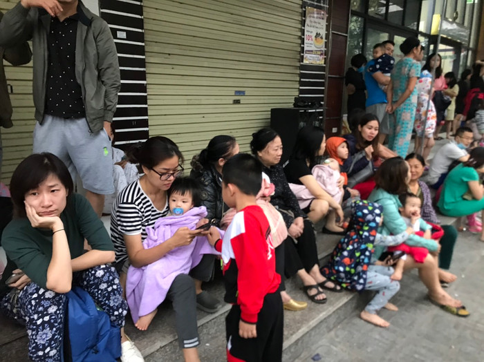 Cháy căn hộ tầng 33 chung cư Linh Đàm, hàng nghìn cư dân ôm trẻ nhỏ tháo chạy xuống đất thoát thân Ảnh 5