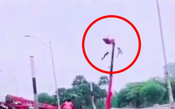 Clip: Đổ cần nâng máy cẩu, 2 công nhân thoát chết trong gang tấc, khoảnh khắc cuối cùng gây ám ảnh Ảnh 2