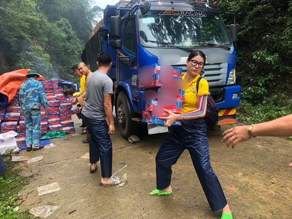 Trang Trần lại chọn kiểu túi mang chất liệu PVC, nhẹ và chống nước, không rách, trầy vượt trội. 