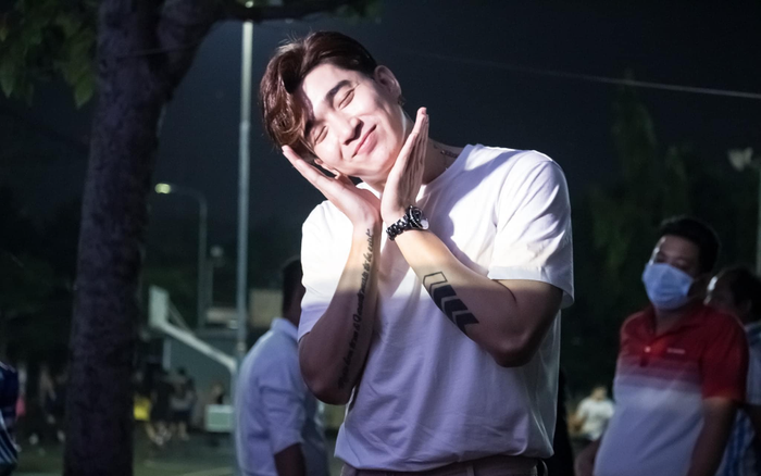 Phản ứng của Chi Dân khi gặp fan cuồng ôm vai đòi chụp ảnh khi đang diễn Ảnh 2