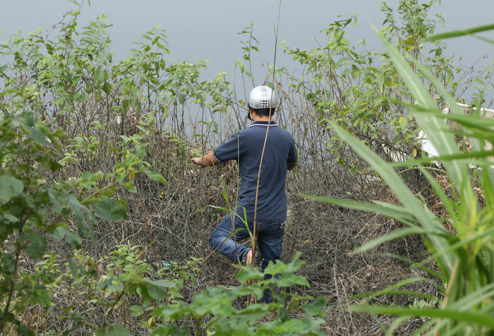 Cận cảnh người thân, công an lùng sục từng góc bờ sông, bao tải tìm kiếm nữ sinh Học viện Ngân hàng mất tích bí ẩn Ảnh 11