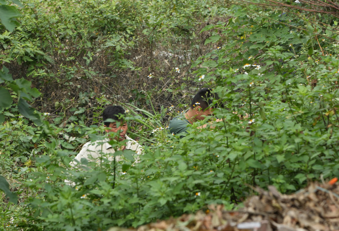 Mọi người thậm chí còn bới cả những đống rác, bãi cát.