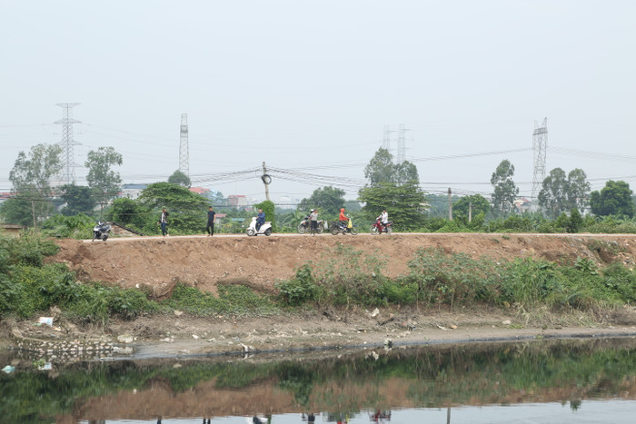 Cận cảnh người thân, công an lùng sục từng góc bờ sông, bao tải tìm kiếm nữ sinh Học viện Ngân hàng mất tích bí ẩn Ảnh 16