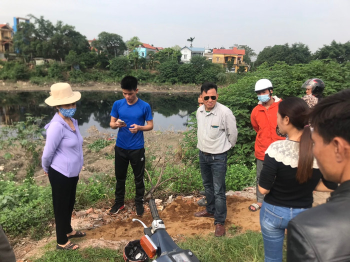 Ngay sau đó mọi người đã chụp ảnh gửi về cho bố mẹ nữ sinh xác nhận nhưng người nhà cho biết, chiếc mũ không phải của Hiền.