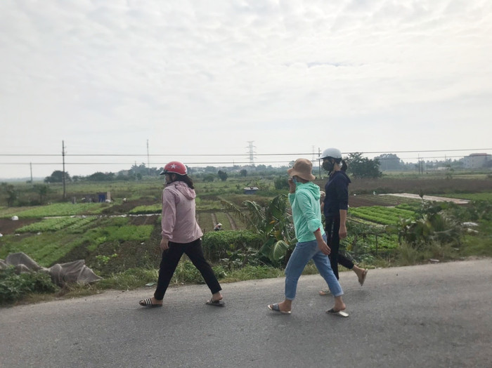 Mọi người tản ra khắp nơi tìm kiếm từ mương nước, ao, cống, bờ sông.