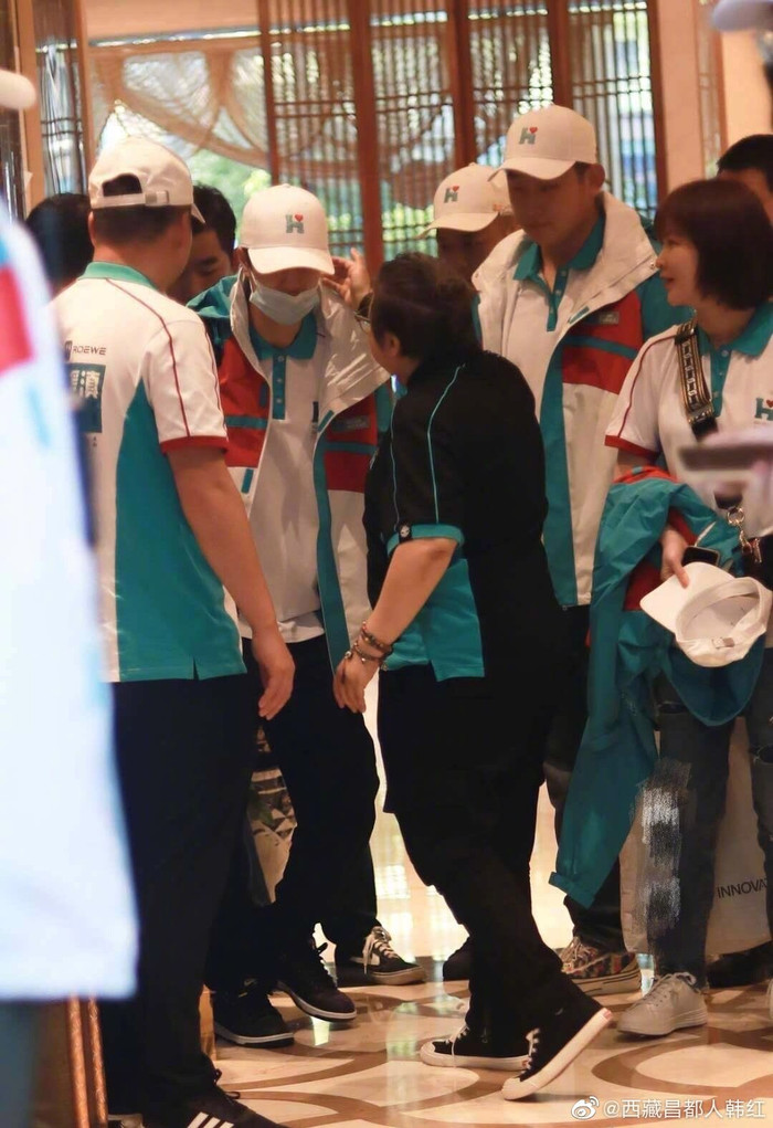 Vương Nhất Bác gặp mặt Hàn Hồng và các thành viên trong hội thiện nguyện