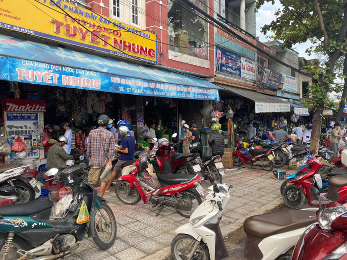 Trước sự nguy hiểm khó lường này, nhiều người dân đã tranh thủ thời gian trước bão để tranh thủ mua sắm những vật dụng cần thiết. Đắt hàng nhất trong số này đó chính là các vật dụng dùng cho việc chống, chèn nhà cửa trước sức gió được cho là rất lớn từ cơn bão.