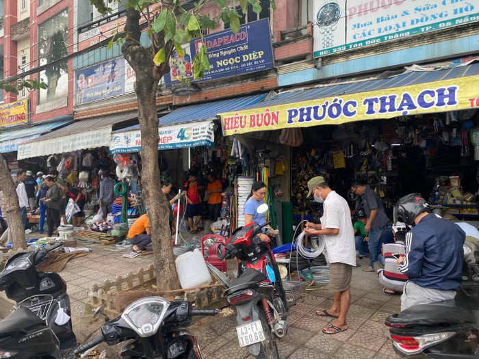 Các cửa hàng tại đây lúc nào cũng luôn trọng tình trạng đông khách, người ra kẻ vào, ai ai cũng đều muốn đảm bảo an toàn cho tài sản, nhà cửa của mình trước cơn bão được cho là mạnh nhất năm 2020