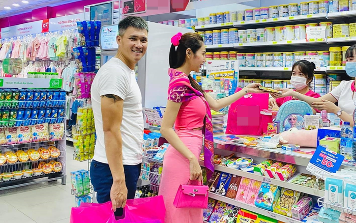 Công Vinh hộ tống Thuỷ Tiên đi cứu trợ miền Trung đợt hai Ảnh 2