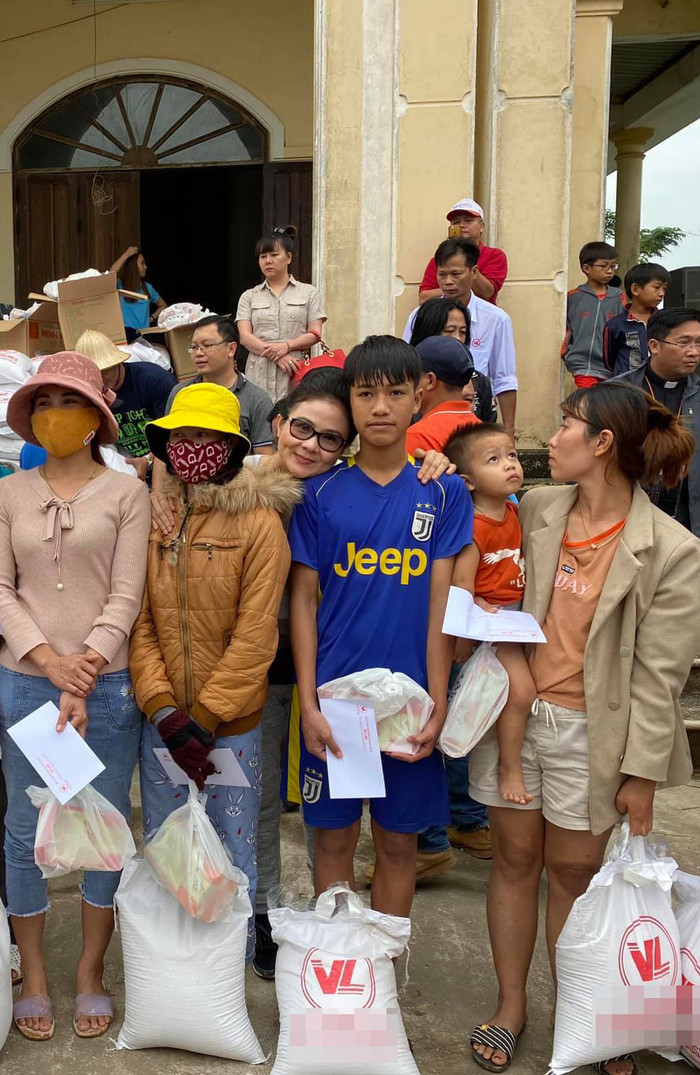 NSND Thanh Ngân hủy hết show diễn, trực tiếp vào tâm lũ trao quà cho bà con miền Trung Ảnh 10