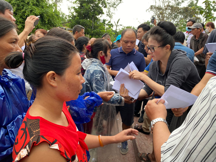 NSND Thanh Ngân hủy hết show diễn, trực tiếp vào tâm lũ trao quà cho bà con miền Trung Ảnh 9