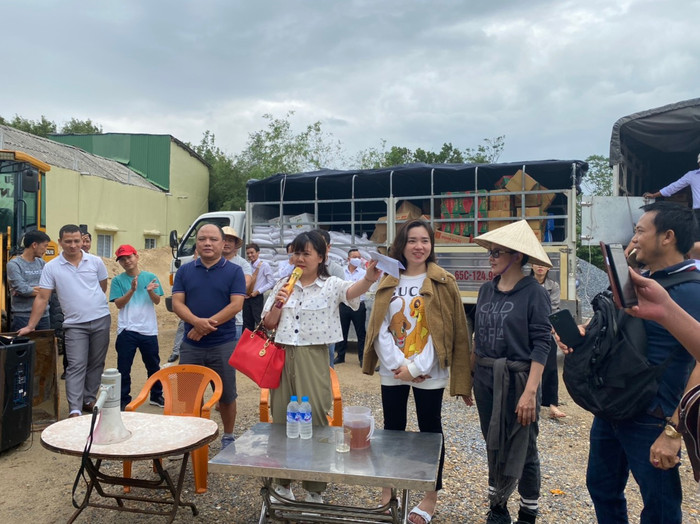 NSND Thanh Ngân hủy hết show diễn, trực tiếp vào tâm lũ trao quà cho bà con miền Trung Ảnh 11
