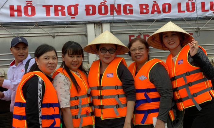 NSND Thanh Ngân và nhóm từ thiện