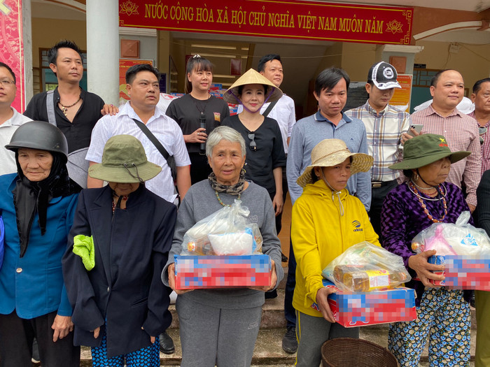 NSND Thanh Ngân hủy hết show diễn, trực tiếp vào tâm lũ trao quà cho bà con miền Trung Ảnh 7