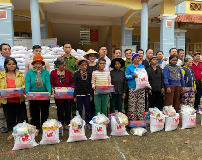 NSND Thanh Ngân hủy hết show diễn, trực tiếp vào tâm lũ trao quà cho bà con miền Trung Ảnh 8