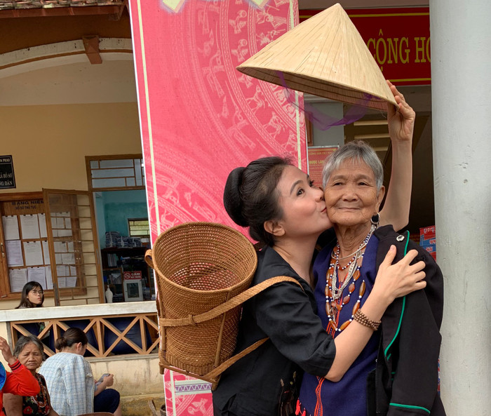 NSND Thanh Ngân trực tiếp đi cứu trợ bà con vùng lũ ở miền Trung