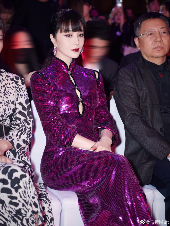 Nhan sắc đẹp miễn chê của Phạm Băng Băng trong các khung hình khi mặc váy tím lấp lánh