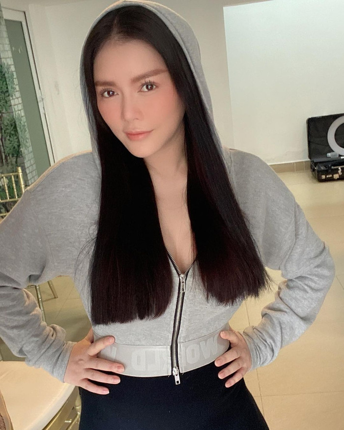 Lý Nhã Kỳ trẻ trung nhưng không kém phần gợi cảm khi chọn kiểu áo khoác xám, khoe chút thềm ngực căng đầy. 