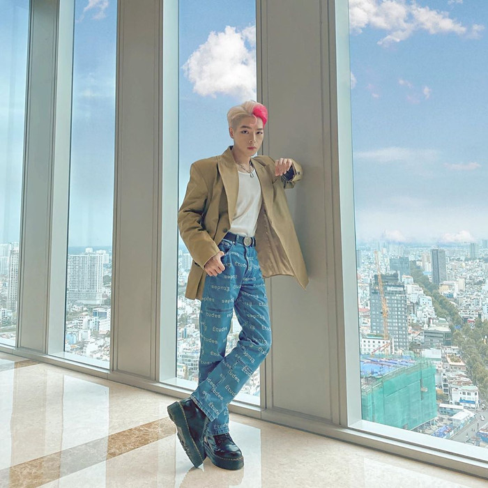 Thay cho áo vest đen quen thuộc, tông màu beige đi cùng quần jeans là cách kết hợp không mới nhưng tăng độ trẻ trung lên cấp nhiều lần. 