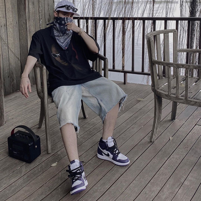 Sơn Tùng MTP trẻ trung, nam tính với áo phông và quần form rộng. 