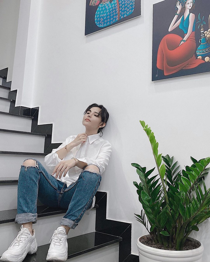 Vũ Cát Tường mang đến combo trang phục kinh điển: áo sơ-mi trắng cùng quần jeans rách, không cần táo bạo nhưng vẫn mang đến hiệu quả cao. 