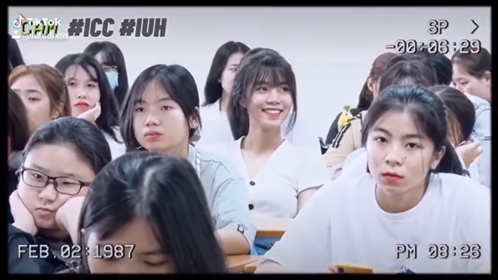 Nụ cười tươi tắn, rạng rỡ của nữ sinh ngày đầu nhập học