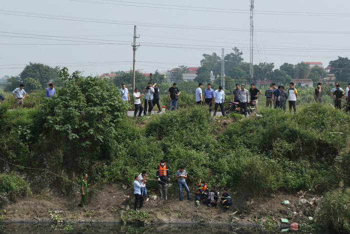 Công an dẫn giải đối tượng ra hiện trường. 