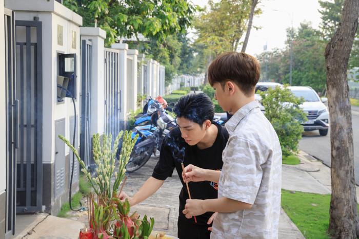 Cặp nam chính Cody - Đỗ Hoàng Dương quấn quýt bên nhau trong ngày khai máy phim đam mỹ 'Em là chàng trai của anh' Ảnh 3