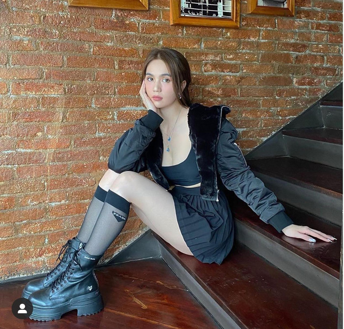 Kiểu mang vớ lưới xuyên thấu ' nửa vời' của Ngọc Trinh cũng tạo điểm nhấn khi các nữ ca sĩ idol Hàn thường hay áp dụng