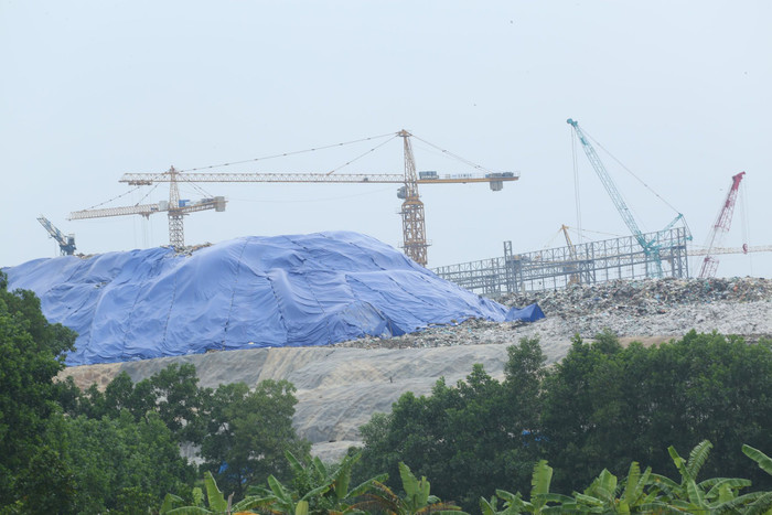 Hình ảnh người dân khốn khổ vì mùi rác thải bốc mùi nồng nặc từ bãi rác Nam Sơn.