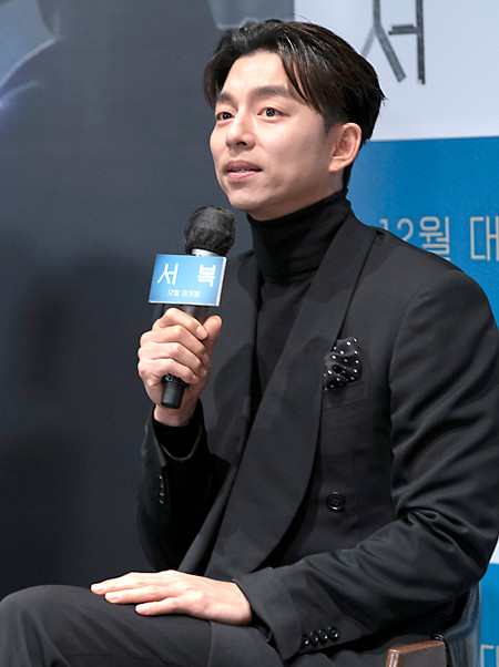 Họp báo phim mới của Park Bo Gum, nhưng Gong Yoo chiếm 'spotlight' vì ngoại hình kém sắc Ảnh 4