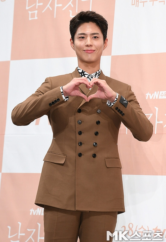 Họp báo phim mới của Park Bo Gum, nhưng Gong Yoo chiếm 'spotlight' vì ngoại hình kém sắc Ảnh 3