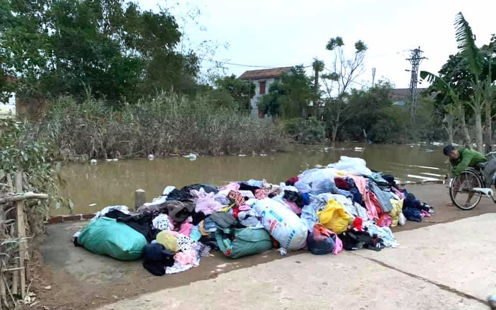 Hình ảnh quần áo từ thiện miền Trung bị vứt ngổn ngang khiến cộng đồng mạng xôn xao Ảnh 2