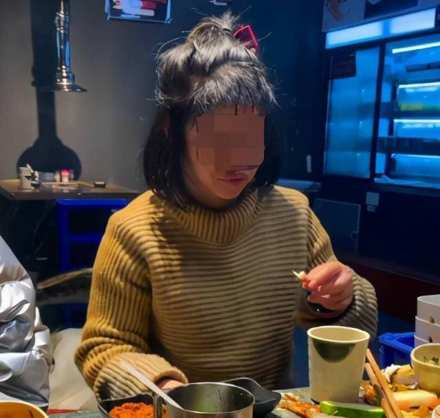 Một trong những người bạn của cô gái. 