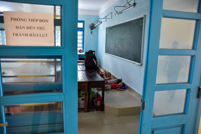 Người dân đến nơi tránh trú bão tập trung tại Trường THCS Thuận An, huyện Phú Vang. Ảnh: Nguyễn Do/PLO