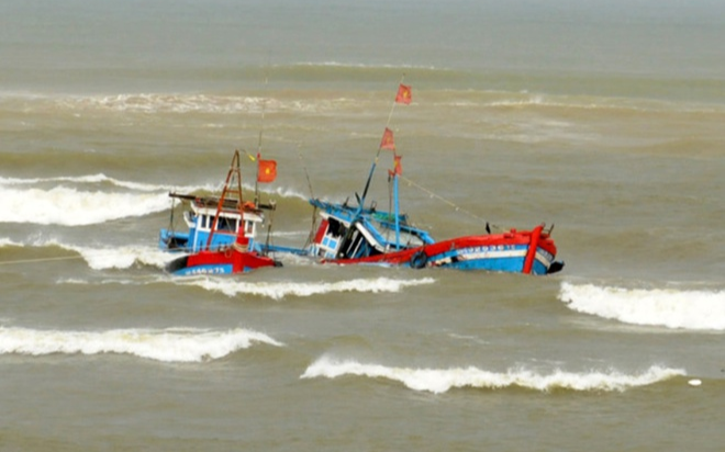 Về vịnh tránh bão số 9, một tàu cá bị chìm khiến 12 ngư dân mất tích Ảnh 2