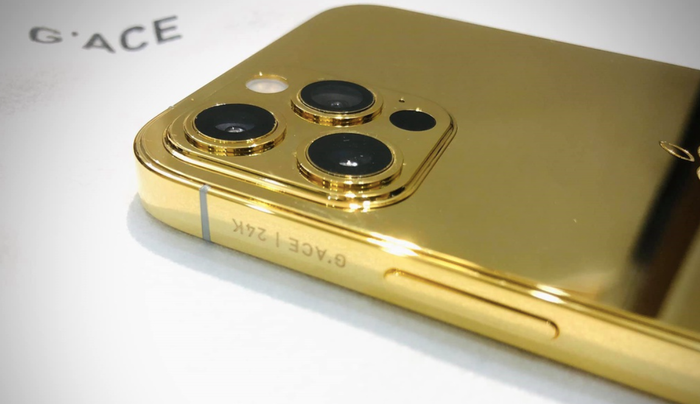 Sau khi mạ vàng, máy không còn khả năng sạc không dây. Ảnh: GoldenAce