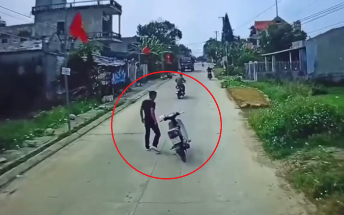 Nam thanh niên đầu trần, đánh võng trước mũi ô tô rồi có hành động bất ngờ khiến cư dân mạng ngán ngẩm Ảnh 2