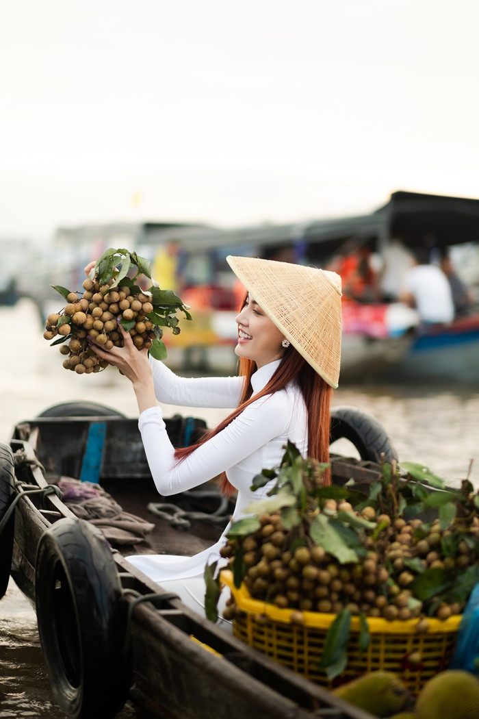 Phan Thị Mơ dịu dàng cùng áo dài và nón lá, thả dáng ngọt ngào trên chợ nổi Ảnh 9