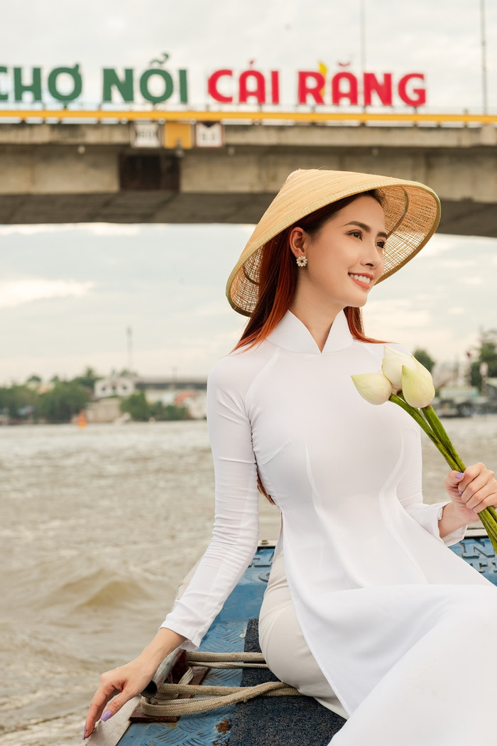 Phan Thị Mơ dịu dàng cùng áo dài và nón lá, thả dáng ngọt ngào trên chợ nổi Ảnh 8