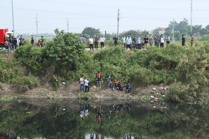 Công an khám nghiệm hiện trường.
